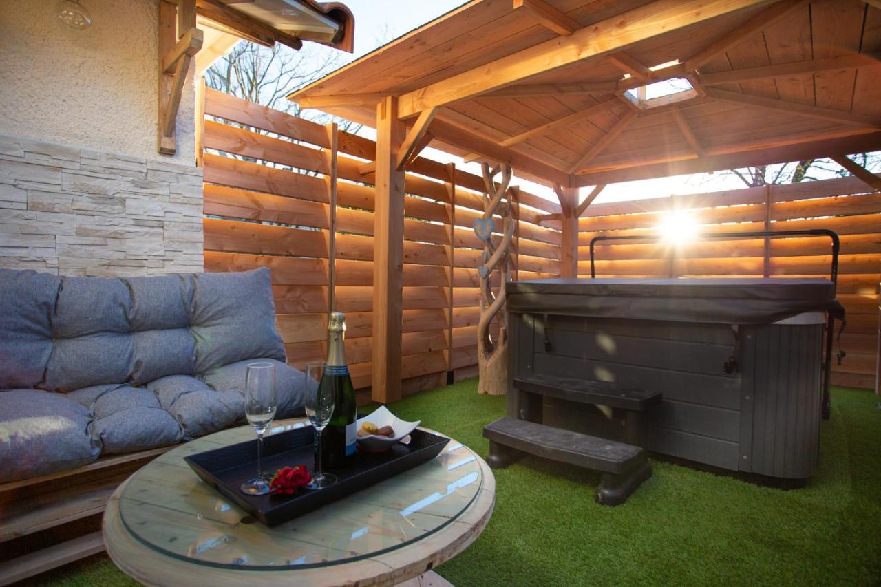 Lovina Chambre De Charme Avec Jaccuzi Velaux ภายนอก รูปภาพ